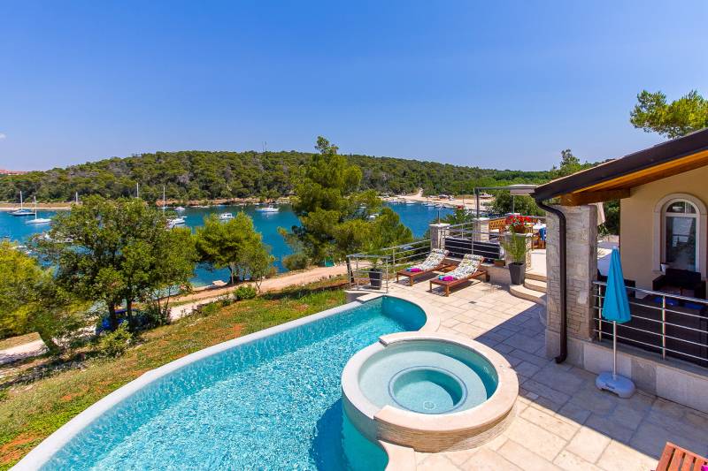 Vila Lyra s Bazenom Pula