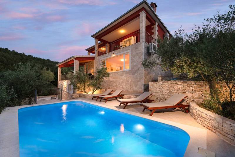 Strandvilla Stairway to Heavenmit Pool auf Korcula bei Sonnenuntergang