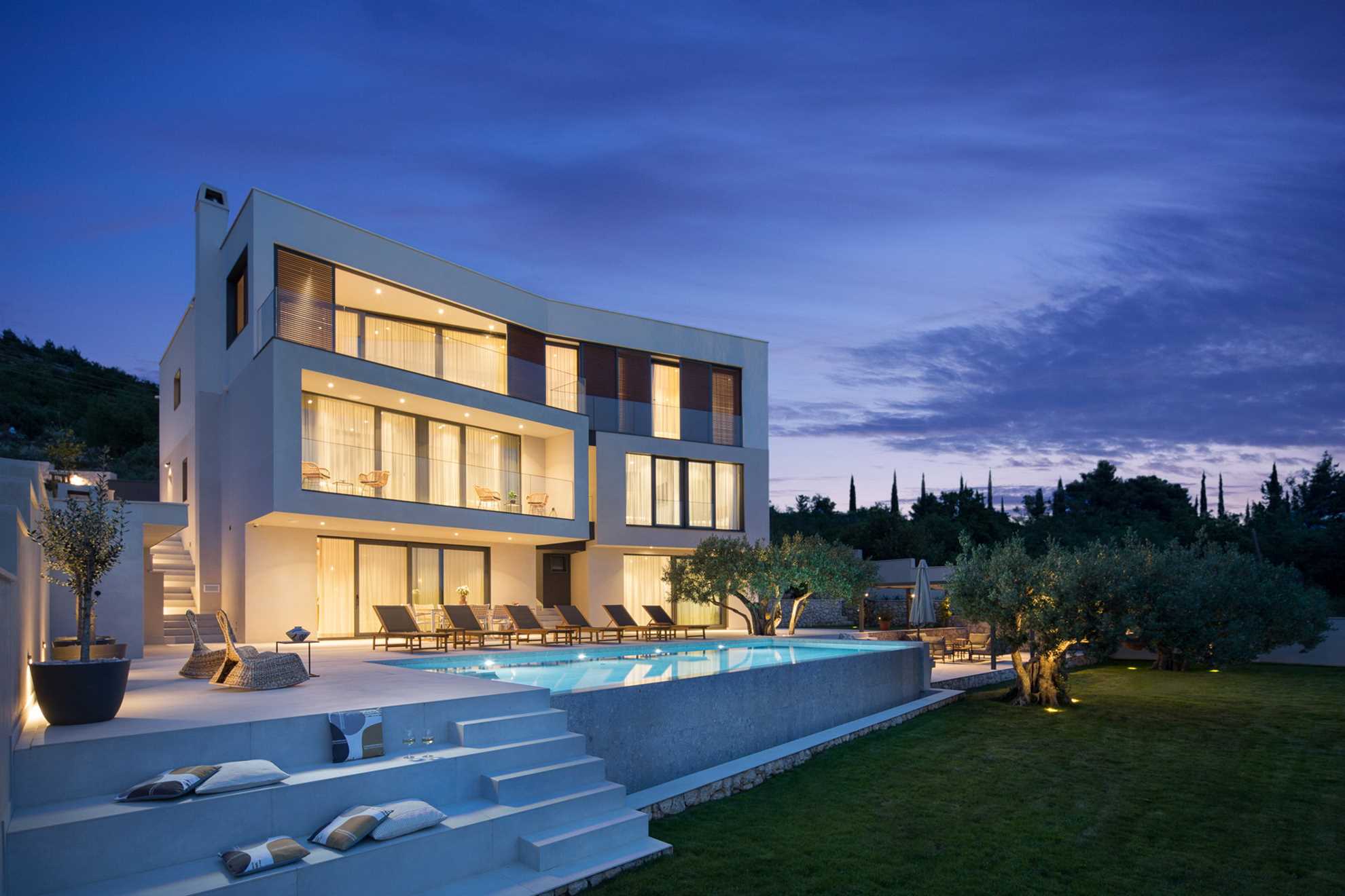 Luxury Villa Lennox with Pool