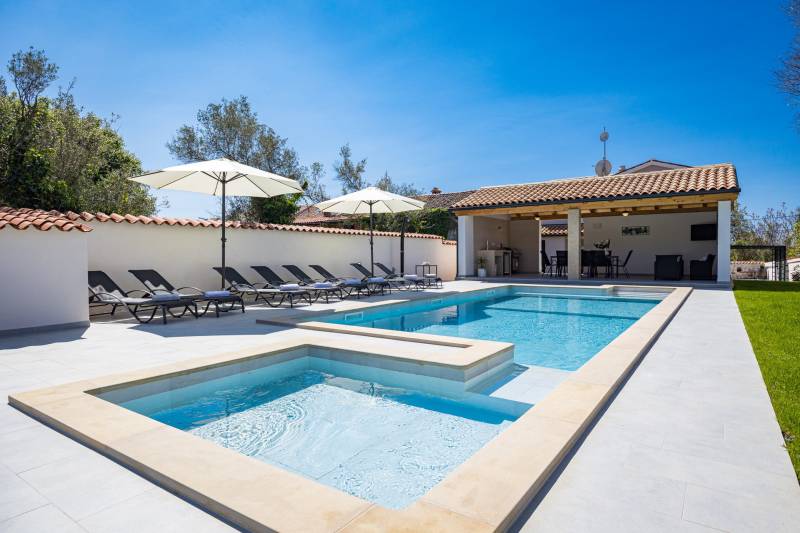 Holiday Home Dandelion with Pool Pula