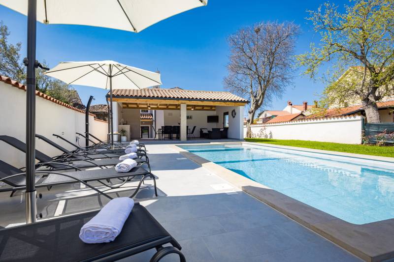 Holiday Home Dandelion with Pool Pula