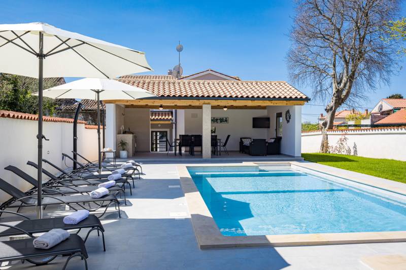 Holiday Home Dandelion with Pool Pula