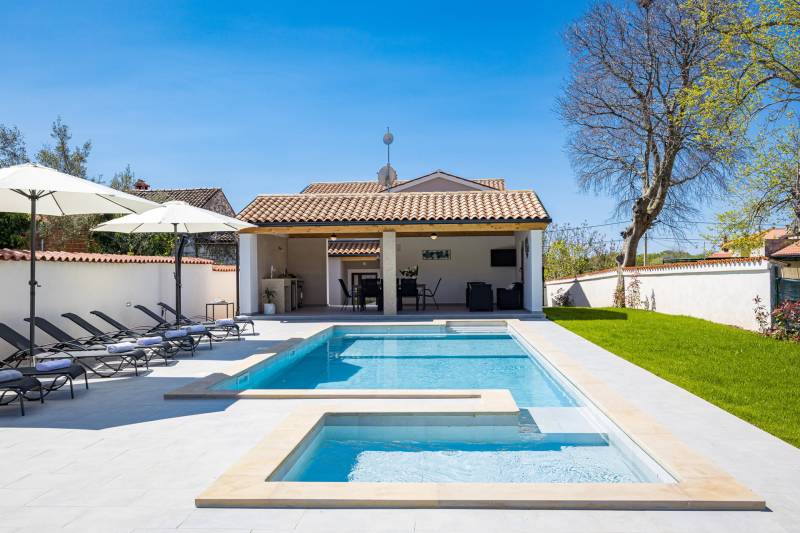 Holiday Home Dandelion with Pool Pula