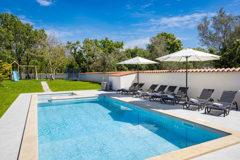 Holiday Home Dandelion with Pool Pula
