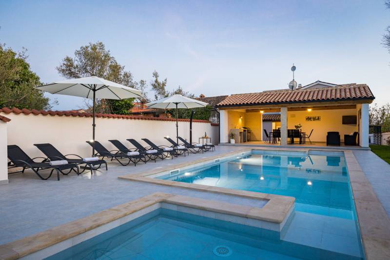 Holiday Home Dandelion with Pool Pula