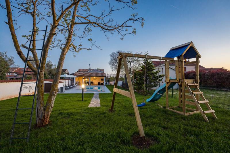 Holiday Home Dandelion with Pool Pula