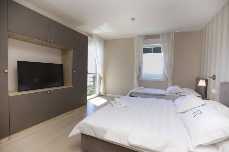 Luxury Villa White Velvet with Pool Split