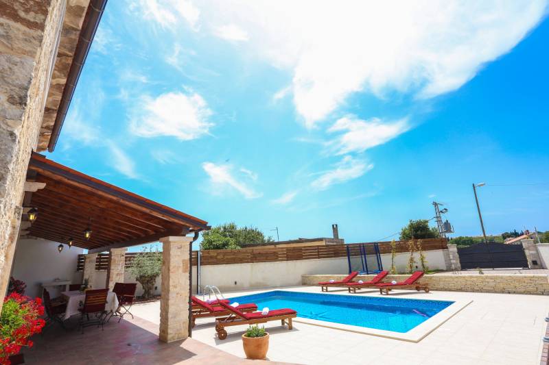 Holiday Home Paloma Nera with Pool Pula