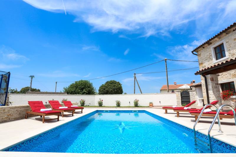 Holiday Home Paloma Nera with Pool Pula