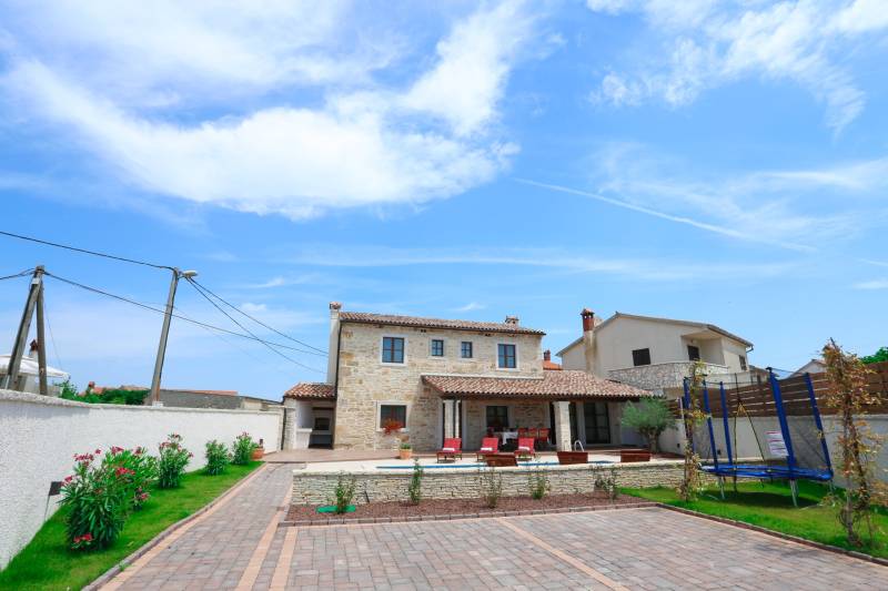 Holiday Home Paloma Nera with Pool Pula
