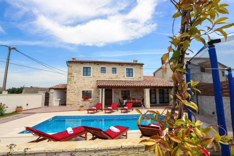 Holiday Home Paloma Nera with Pool Pula
