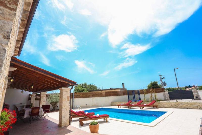 Holiday Home Paloma Nera with Pool Pula