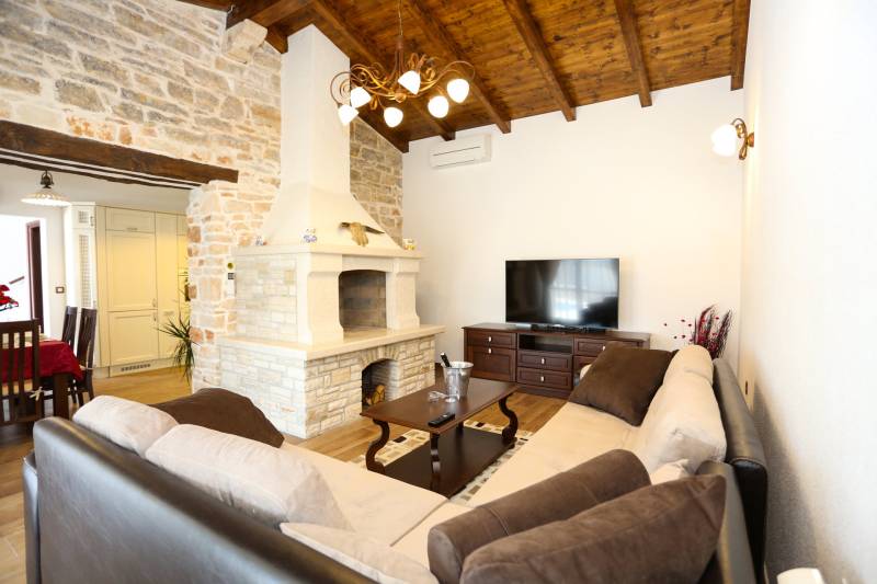 Holiday Home Paloma Nera with Pool Pula