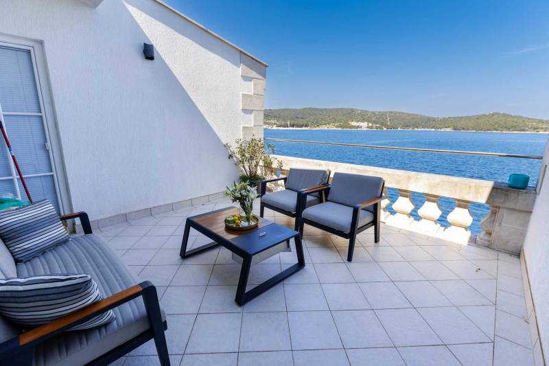 Geschmackvoll eingerichtetes Interieur des Penthouse Donna mit Meerblick auf Vis in Kroatien