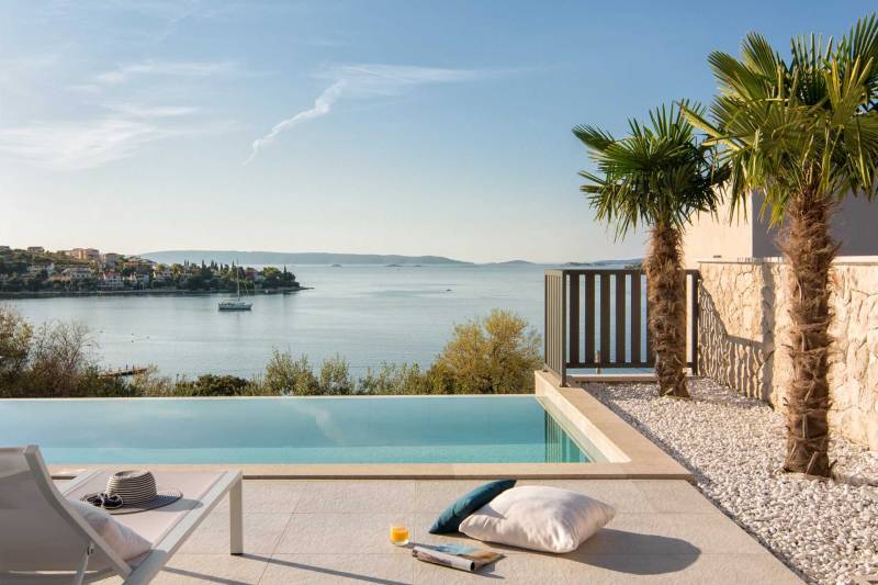 Havutsikt fra Luksusvilla Pure Bliss med et evighetsbasseng i Trogir-området, et perfekt sted for avslapning i rolige omgivelser.