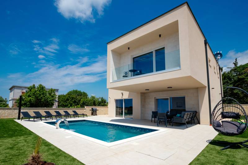 Villa Emerilla med Basseng Pula