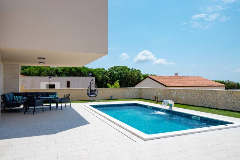 Villa Emerilla med Basseng Pula