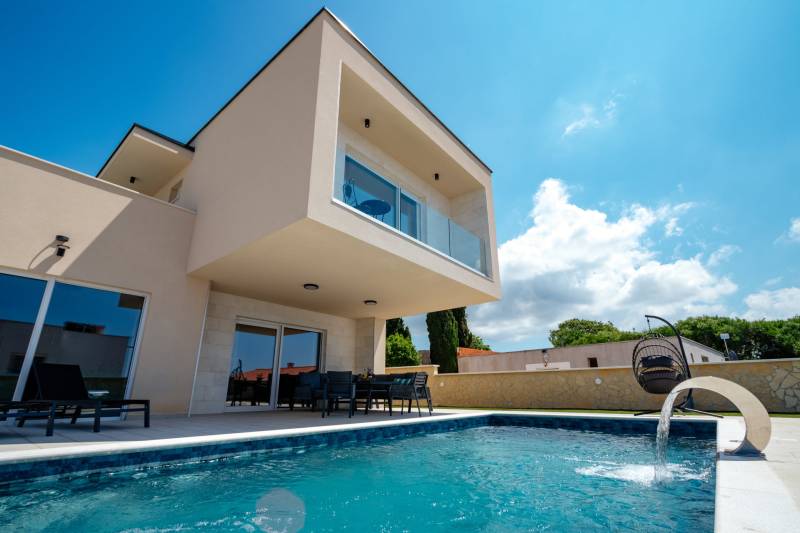 Villa Emerilla med Basseng Pula