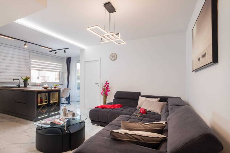 Beach Villa Valentina Apartman V, otok Čiovo, u blizini Trogira, s modernim otvorenim dnevnim boravkom, kuhinjskim otokom i blagovaonom.
