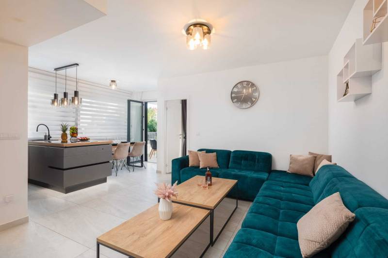 Apartament Valentina III w willi przy plaży, na wyspie Čiovo, niedaleko Trogiru, z nowoczesnym salonem z otwartą kuchnią i jadalnią.