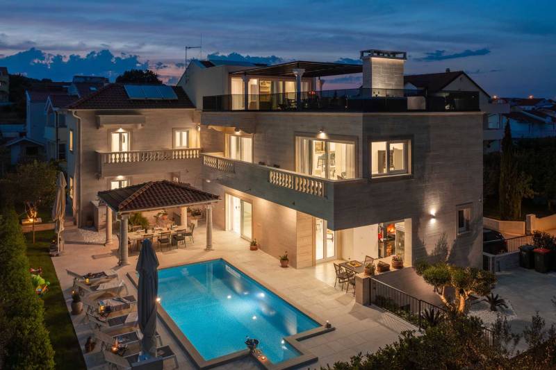 Villa Divina Fortuna with Pool