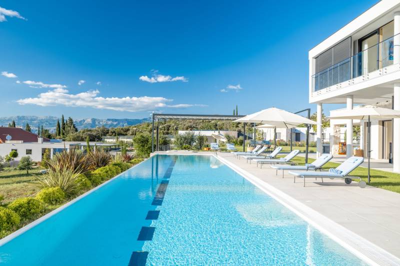 Luxury Villa Vibrante with Pool