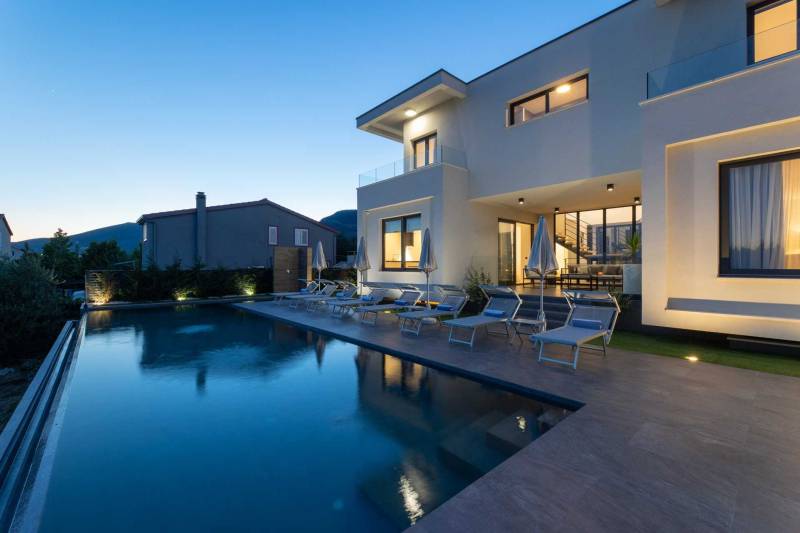 Villa Green Lush with Pool