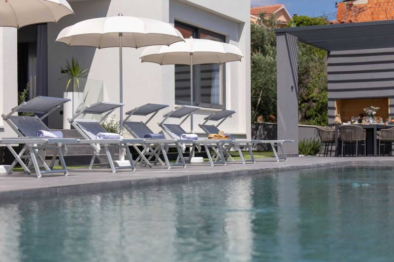 Villa Green Lush mit Pool Split