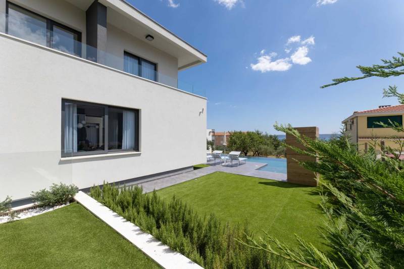 Villa Green Lush mit Pool Split