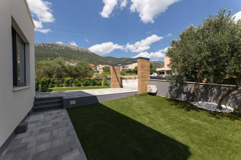 Villa Green Lush mit Pool Split