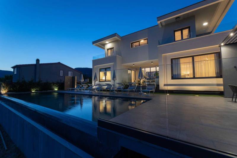 Villa Green Lush mit Pool Split