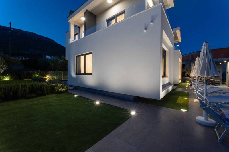 Villa Green Lush mit Pool Split