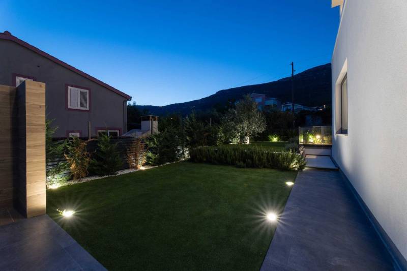 Villa Green Lush mit Pool Split