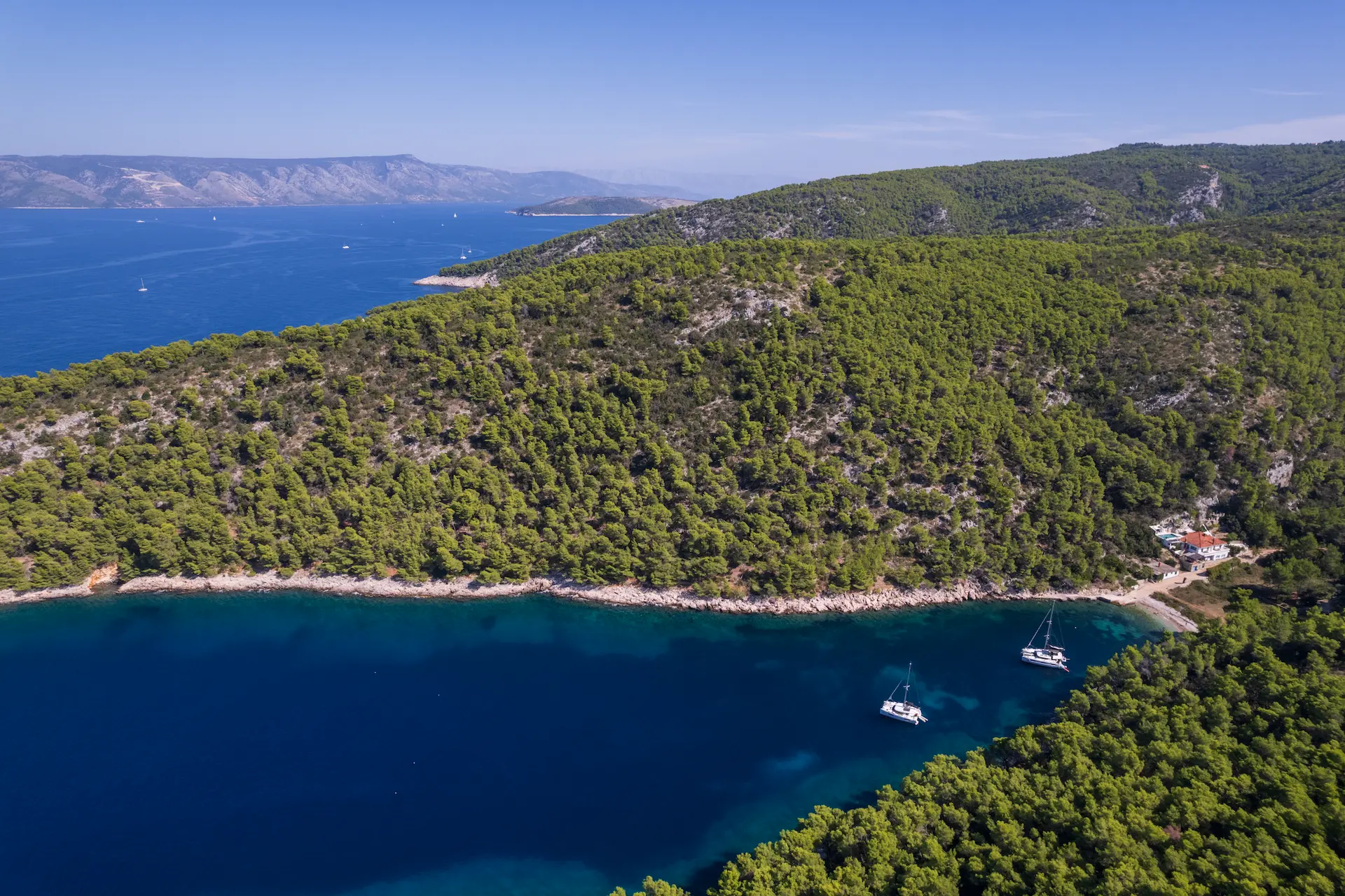 Luftaufnahme einer Bucht auf der Insel Hvar Kroatien