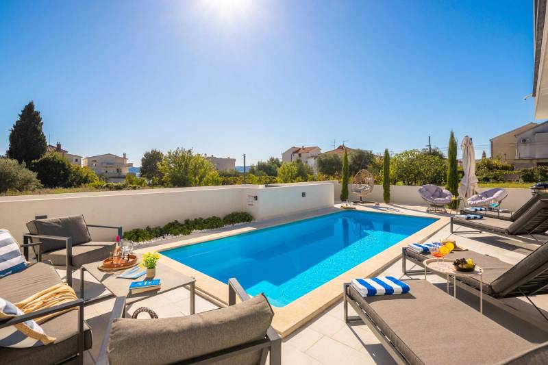 Luxusvilla Lux mit beheiztem Pool Split