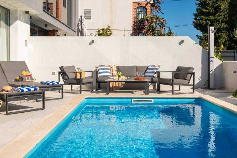 Luxusvilla Lux mit beheiztem Pool Split