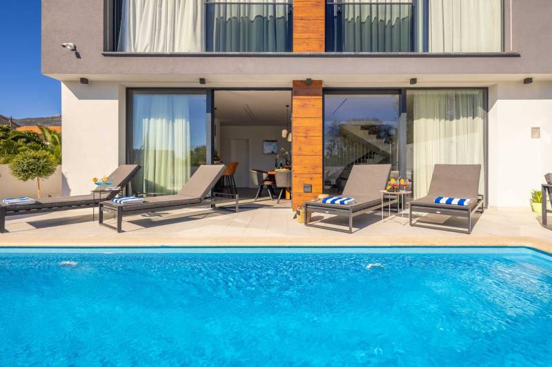 Luxusvilla Lux mit beheiztem Pool Split