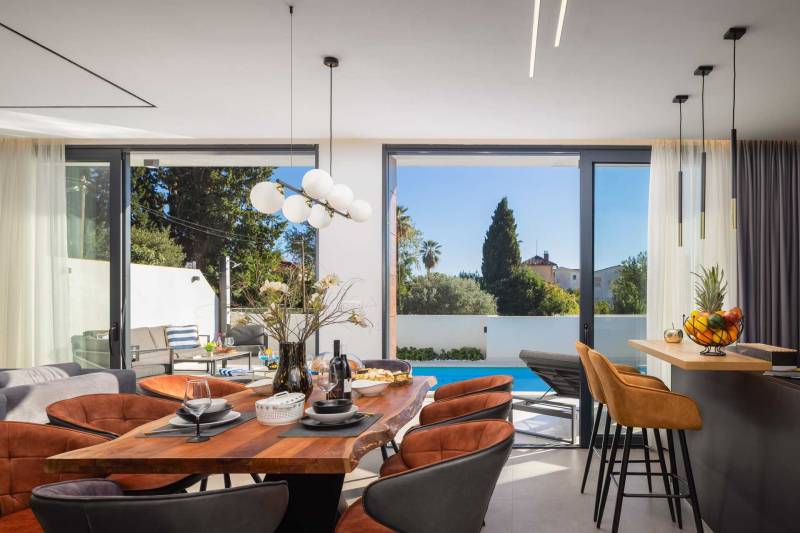 Luxusvilla Lux mit beheiztem Pool Split