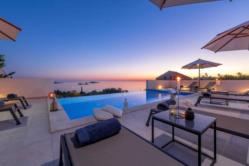 Villa Crystal Bloom with Infinity Pool