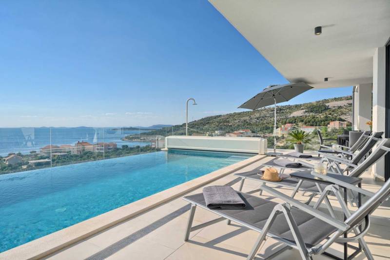 Villa Surfline mit Pool Primošten