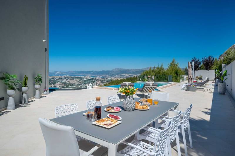 Villa Naaria mit Pool Split