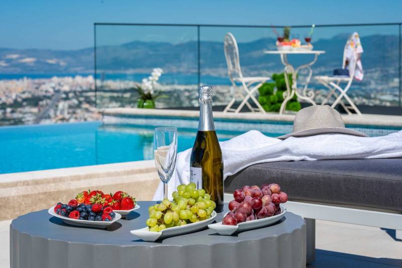 Villa Naaria mit Pool Split