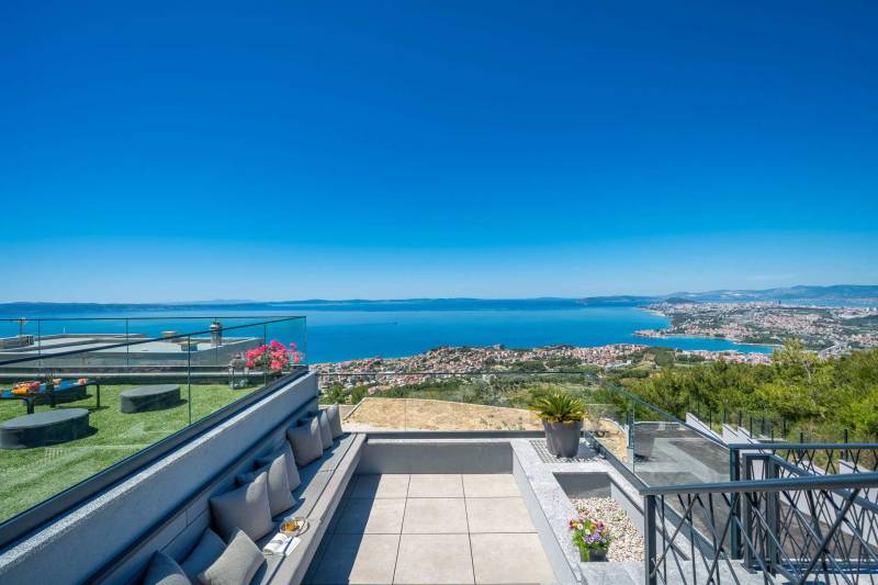 Villa Naaria mit Pool Split