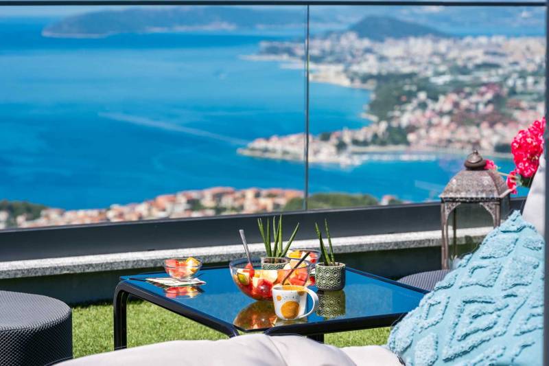 Villa Naaria mit Pool Split
