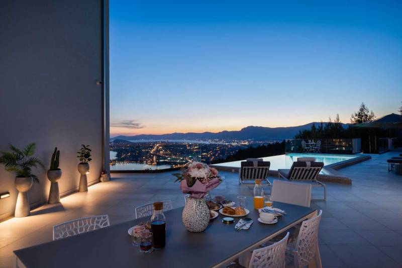 Villa Naaria mit Pool Split
