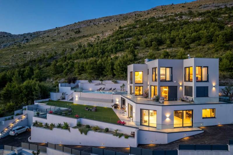Villa Naaria mit Pool Split