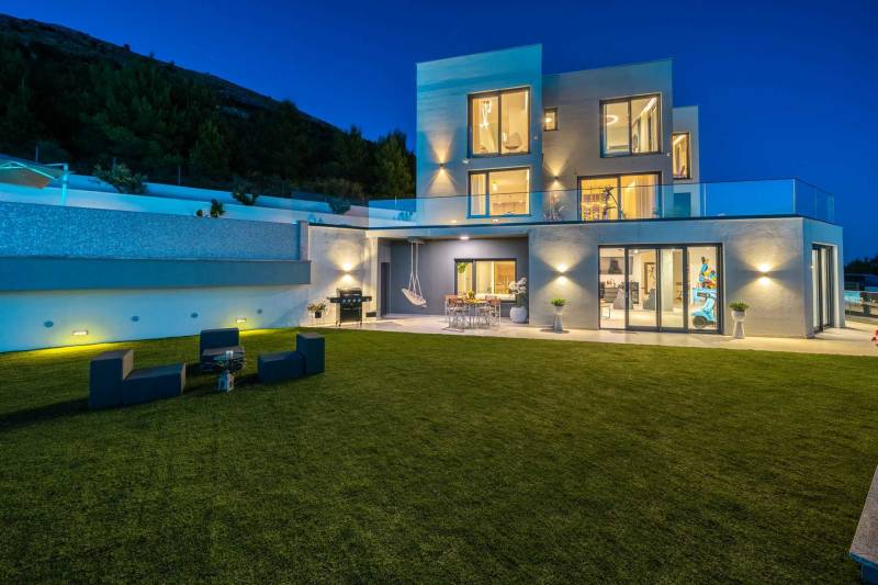 Villa Naaria mit Pool Split