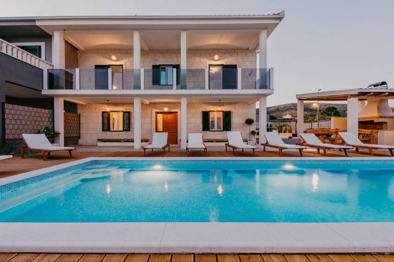 Villa Del Tempo with Pool