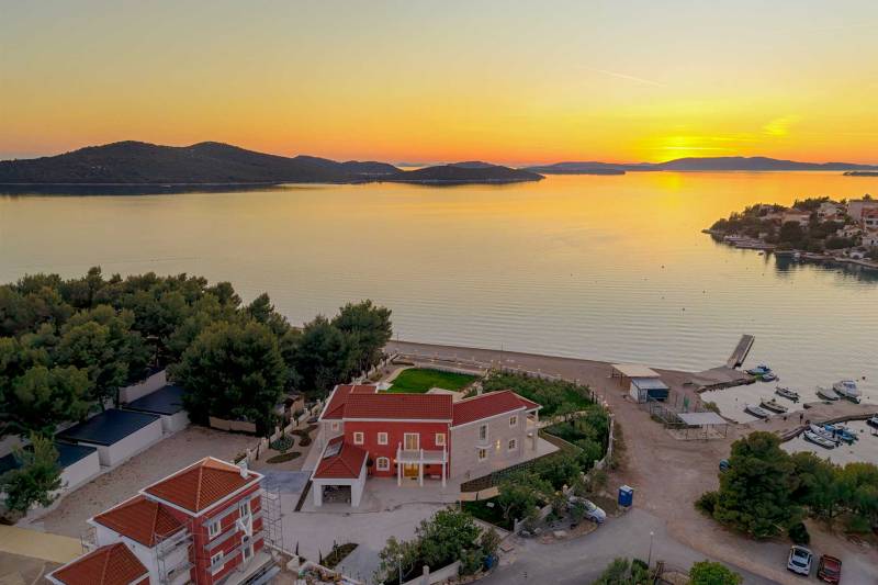 Vila Adriatic Z uz Plažu s Bazenom Šibenik