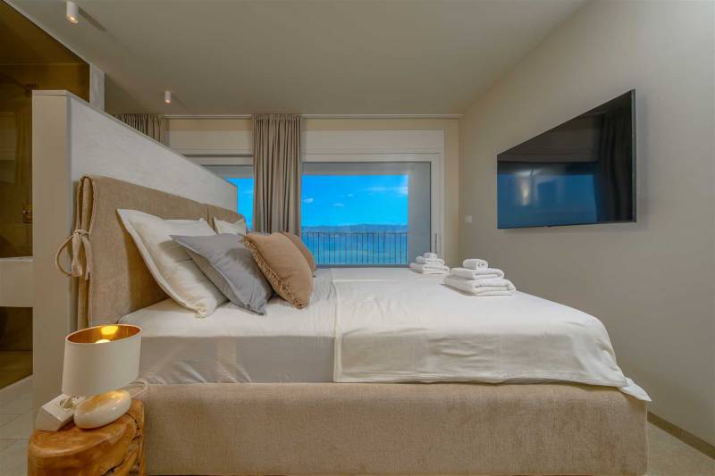 Beachfront Villa Lara with Pool Omiš